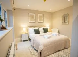 Brand New 2-Bed Apartments in Broadway High St Sleeps 4 & 6