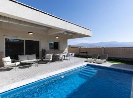 וילה פאן 4 חדרי שינה בריכה מחוממת Villa Fun 4 BR Heated Pool, hôtel à Eilat