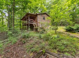 BEAR BOTTOMS Studio Twin Cabin HotTub TV Wifi, hotell sihtkohas Sevierville