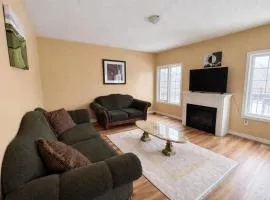 Private & Spacious Brampton Primary Suite with Jacuzzi near Mount Pleasant GO! Shared Home with 4 Baths, Full Kitchen, WiFi, Laundry & Backyard Deck! Ideal for Work Trips, Long Stays & Solo Travelers!