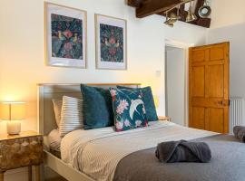 Penthouse Retreat - 2 bed flat, sleeps 4 - Brampton Town Centre, Hadrians Wall, hotel em Brampton