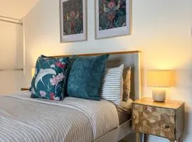 Penthouse Retreat - 2 bed flat, sleeps 4 - Brampton Town Centre, Hadrians Wall