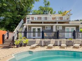 Charming Historic Condo with Pool, hotel i Savannah