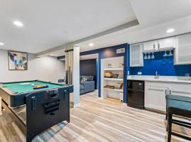 Newly remodeled Near Lake 4BR Hot Tub Navy Family home, hotel v destinácii Gages Lake