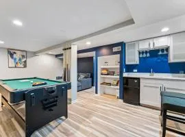 Newly remodeled Near Lake 4BR Hot Tub Navy Family home