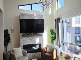 4th Street Alpine Loft - New - Central Ski Hub - King Bed, Garage Parking, Hot Tub, Great Location