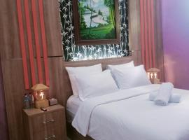 Umah kampung8, מלון במטאראם