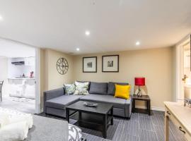 Cozy Suite Condo - Heart Of St Clair West - Bloor Hotel, hotel din Toronto