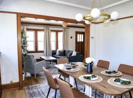 Near AmFam Field & Pettit |Sleeps 12|4BR + Parking, Hotel in Milwaukee