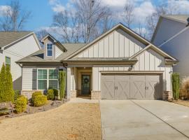 1 Mi to Lake Lanier: Modern Home w/ Patio & Yard!, hotel a Flowery Branch