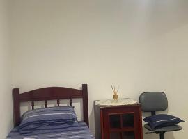 Edícula no Centro, ao lado da prefeitura e estação, Hotel in Poá