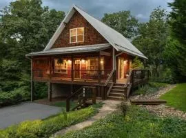River Rock Cabin - Comfortable, Private Home with King Beds & Mountain Views