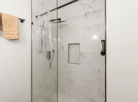 Cozy 2BR level apartment w/patio & workstation