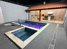 Casa Completa para temporada e hospedagem ótima localização, com piscina aquecida, churrasqueira em Uberaba, bairro Girassóis, hotel in Uberaba