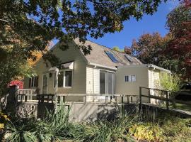 The Sunflower - Hot Tub Hideaway on 13 Wooded Acres - Fire Pit - Lake View - Near Keuka & Seneca Lake - Pet-Friendly, hotel a Penn Yan