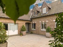 Charming Group Stay in Borgloon, hotel in Hendrieken