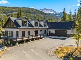 Hot Tub and Game Room! Luxury Blue River Retreat