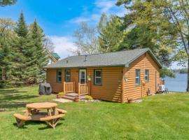 Minoqua Shores Cabin 6: Minocqua şehrinde bir otel