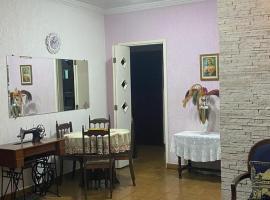 Casa ampla no Centro, ao lado prefeitura e estação, Hotel in Poá