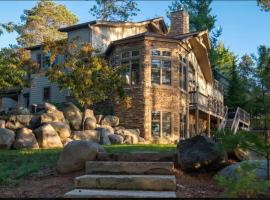 Stony Crest Cabin Deer Lake, hotel en Three Lakes