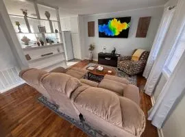 Private Hot Tub & Swing, Vintage Nintendo with Large Parking & EV ready