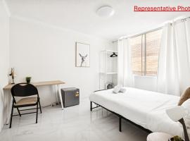 Convenient Double Stay in Vibrant Cabramatta - Shared Bathroom, hotel em Cabramatta