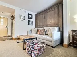 Top Floor Remodeled Studio with Pool Hot Tub ski in-out