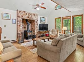 7mins to Skiing Fire Pit Game Table Lake Access Hygge Home by AvantStay, hotel em Blakeslee