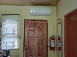 Bluewaves Apartment, scooter, hotel en Dauis