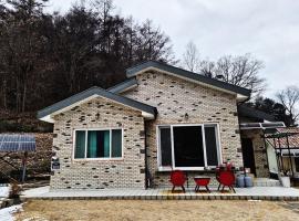 Hwacheon Ujune Minbak, hotel din Hwacheon