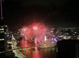 Modem Two Bedroom Apartment In Brisbane Inner CBD