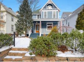 Charming & Cozy Room in Uptown, hotelli kohteessa Minneapolis