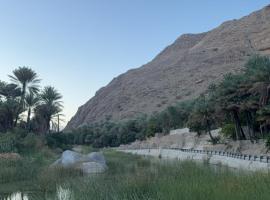 Wadi hawer privet tour guiding and local farms visiting, hotel di Biḑ‘ah