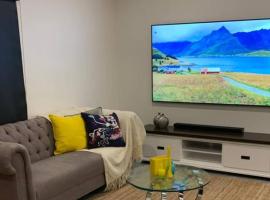 Fresh Modern 4BR Home 2 x Ensuite Park and Lake Views – hotel w mieście Rockbank