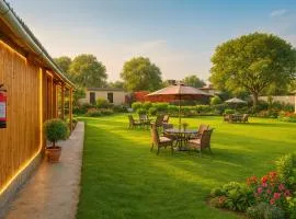 Hotel Padharo Sa Resort, Vrindavan-Lavis & Luxury Rooms With Parking Near Prem Mandir