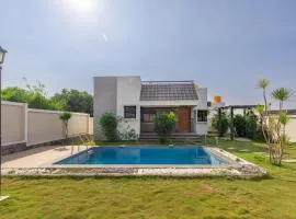 JhilMil Pool Villa by StayJade 2BHK Lawn
