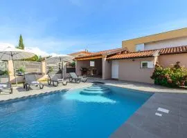 Bezaubernde Villa nur 400 Meter zum Strand mit Privatpool, Parkplatz für 3 Autos, Grill