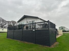 Stunning 6 Berth Lodge With Decking At Valley Farm Holiday Park Ref 46297Bv, hotel u gradu 'Great Clacton'