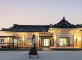 Gyeongju Poseokjeong Hanok Pool Villa