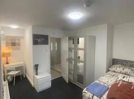 en-suite rooms available for short term