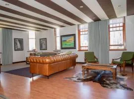 Modern Newly Renovated Bedroom City Retreat in Greenmarket Square Newly Renovated