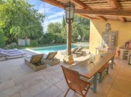 Petite maison de charme au bord de la piscine