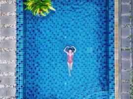 Kraam Silhouette Hotel and Cafe Phuket- Chalong pier Hotel, hotel em Chalong