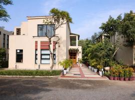 Triplex Villa Tranquil, Tarudhan Valley Golf Drive, hotell i Manesar