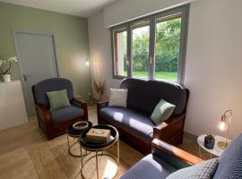 Gîte 2 personnes avec séjour et cuisine, hotel in Douzy