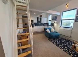 Fore Street Hideaway 1 bed-Free Parking-Brand New
