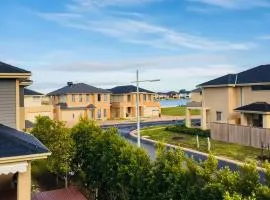 Contemporary Family Living at 4 Seafarer Way