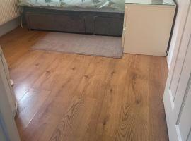 Compact single room A near Heathrow with 24 hour buses to all terminals, хотел в Feltham