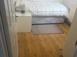 Compact single room B near Heathrow with 24 buses to all Terminals