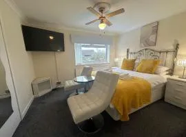 4 Bed House - Sleeps 8 - Pets - Parking - Wifi